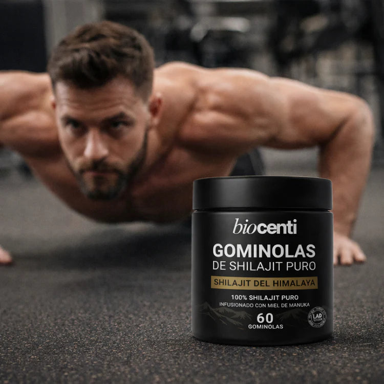 Hombre entrenando junto al bote de gominolas